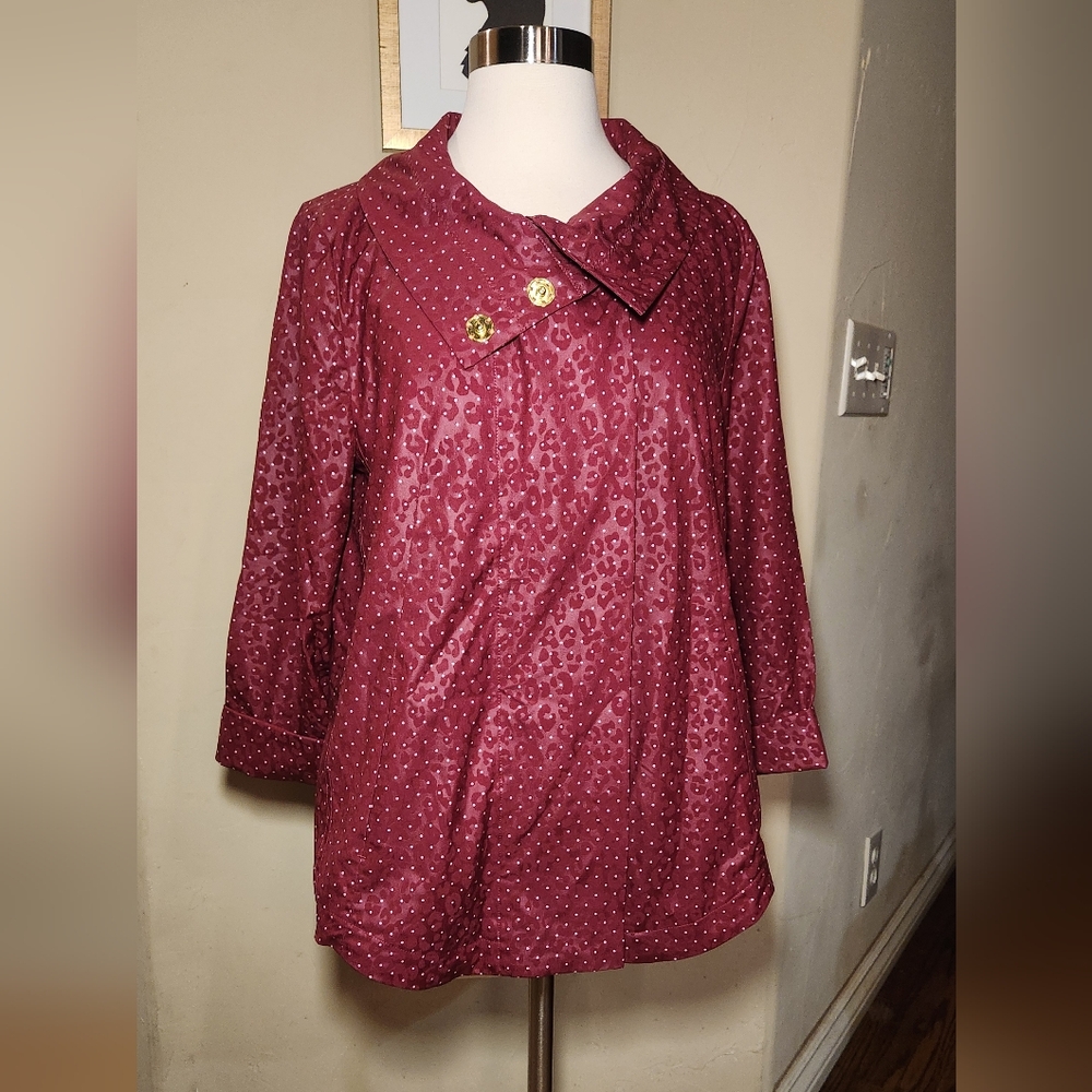 Chicos Zenergy Neema embossed-dot anorak burgandy‎ size 1 (M/8) raincoat